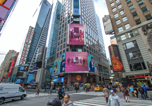 热拉爱豆登陆纽约时代广场引全球媒体关注 新女性APP强势来袭展新女性风采(图1)